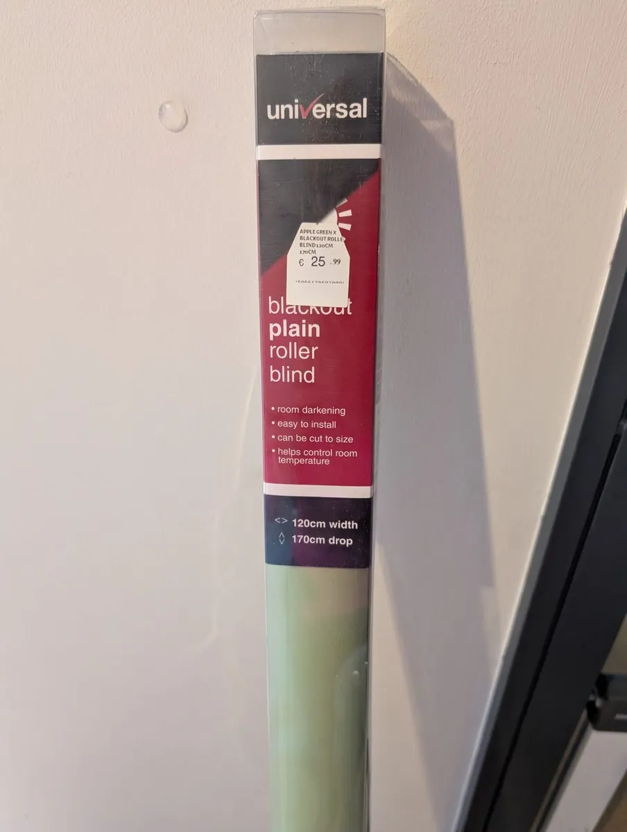 Green blackout roller blind - Image 3