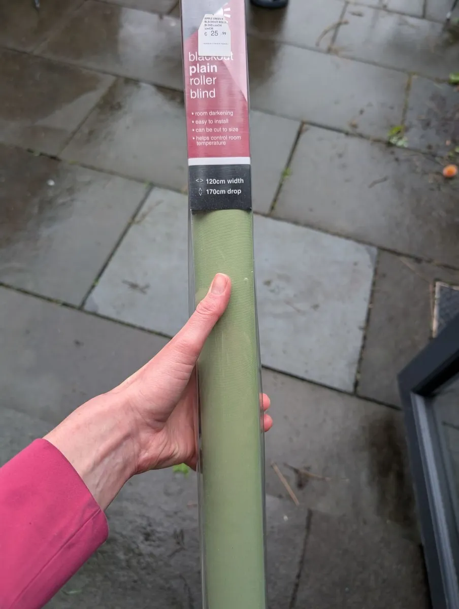 Green blackout roller blind - Image 1