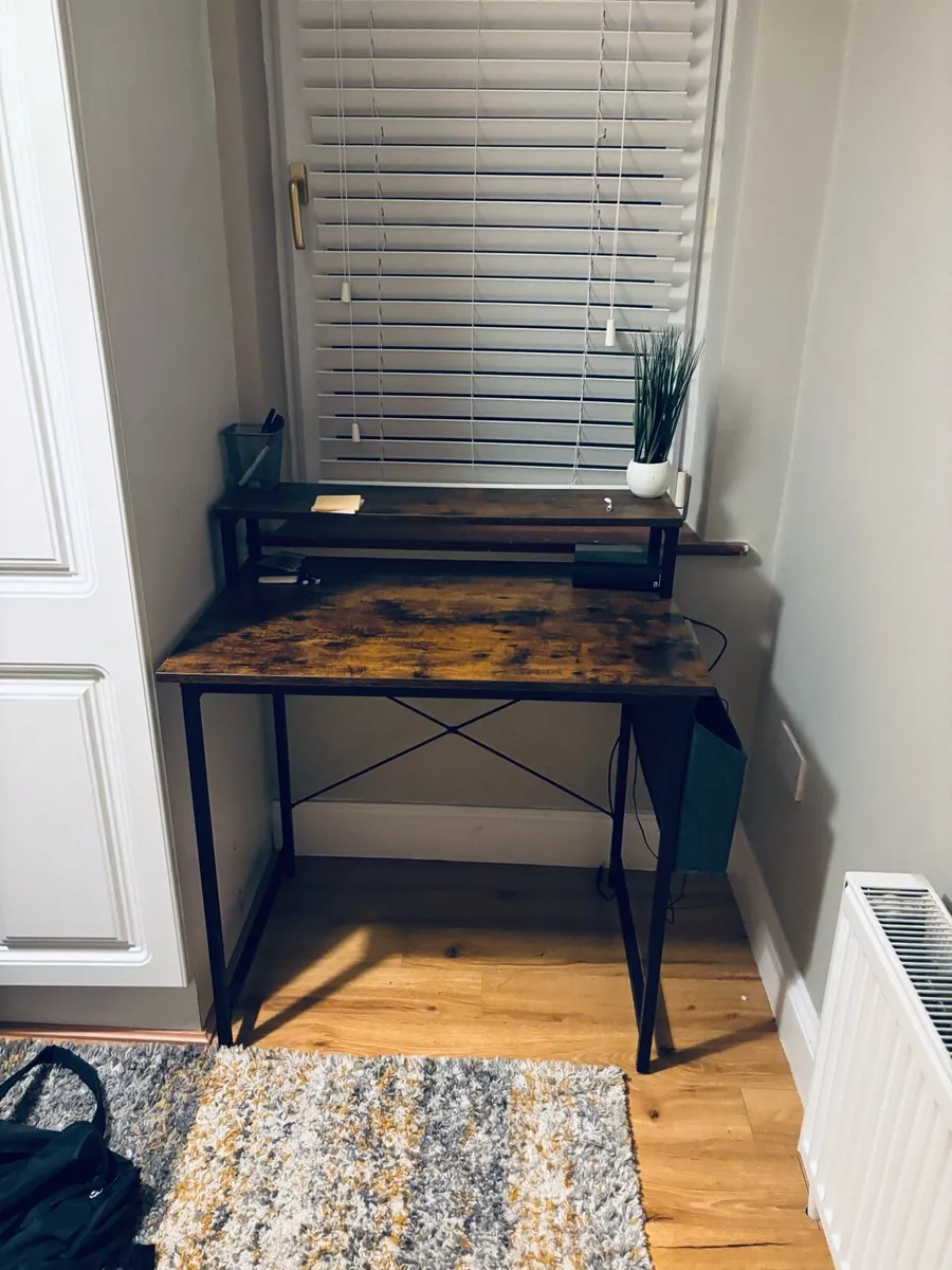 Computer Table - Image 1