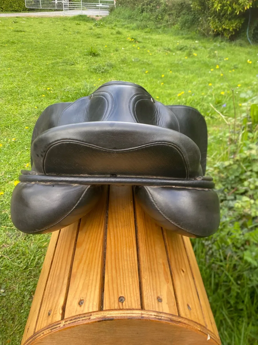 Sankey 17.5 WIDE Leather jump  saddle - Image 4