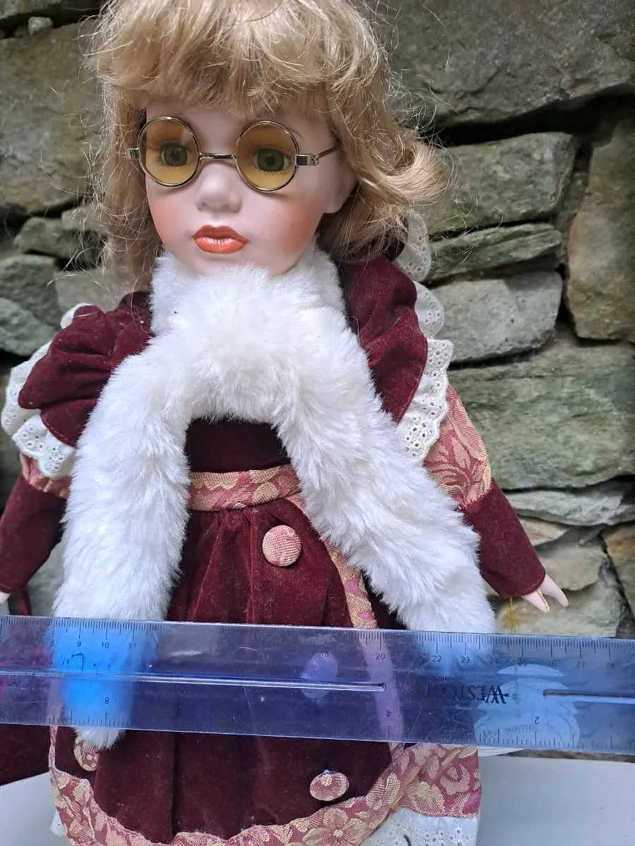 Leonardo Porcelain Doll “Diana” 16" Vintage - Image 4
