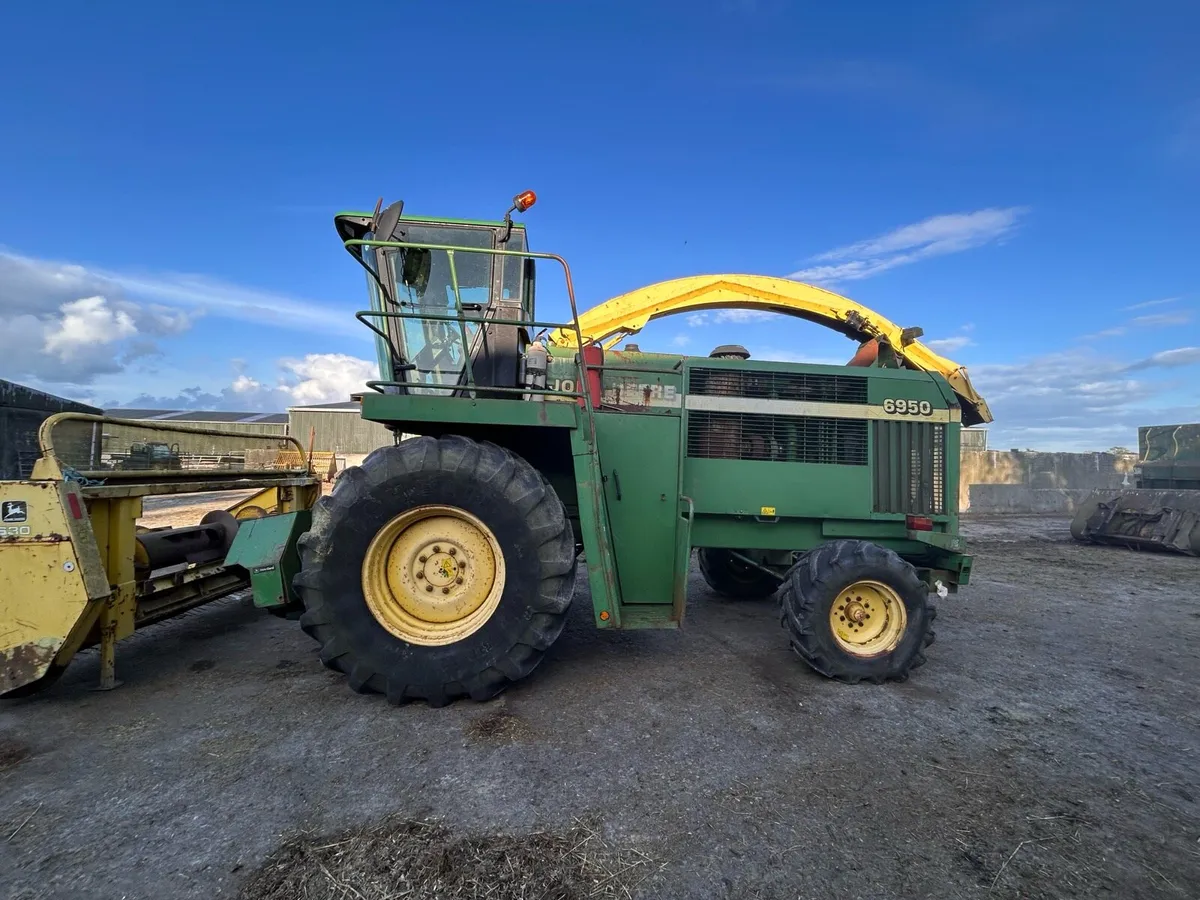 John Deere harvester - Image 1