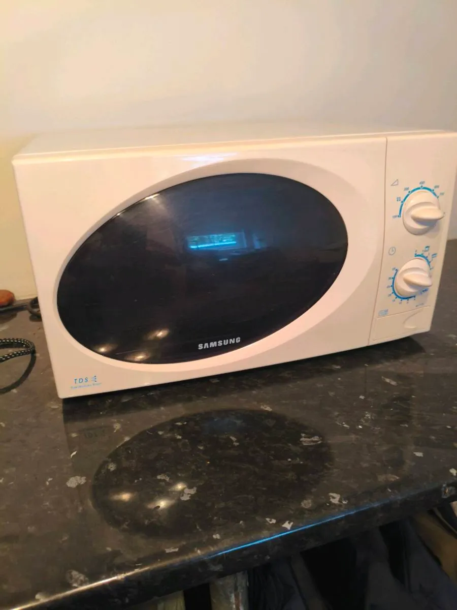 Microwave good working condition 35 - Image 1