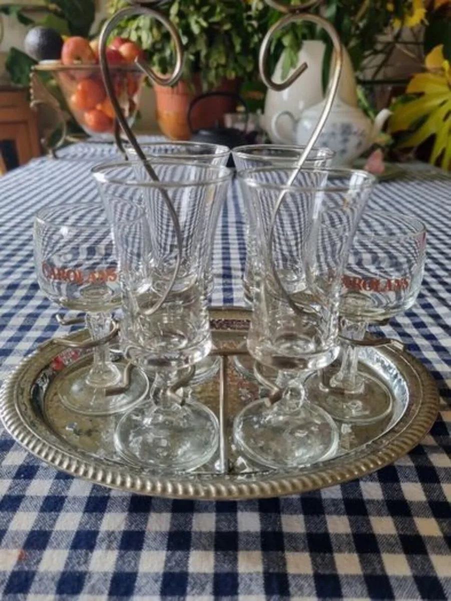 Vintage set of 6 carolans glasses on rack - Image 1