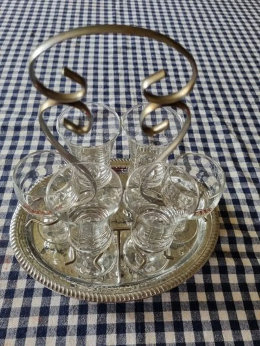 Vintage set of 6 carolans glasses on rack - Image 4