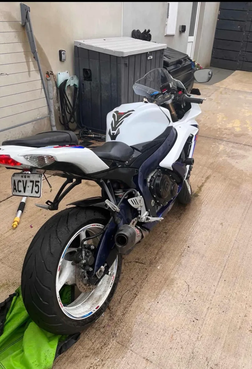2010 GSXR 600 track bike - Image 2