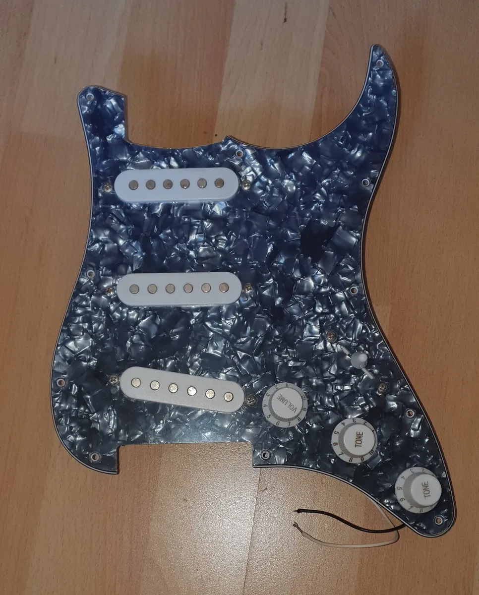 Strat loaded pickguard - Image 1