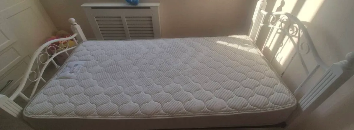 Single bed - Image 1