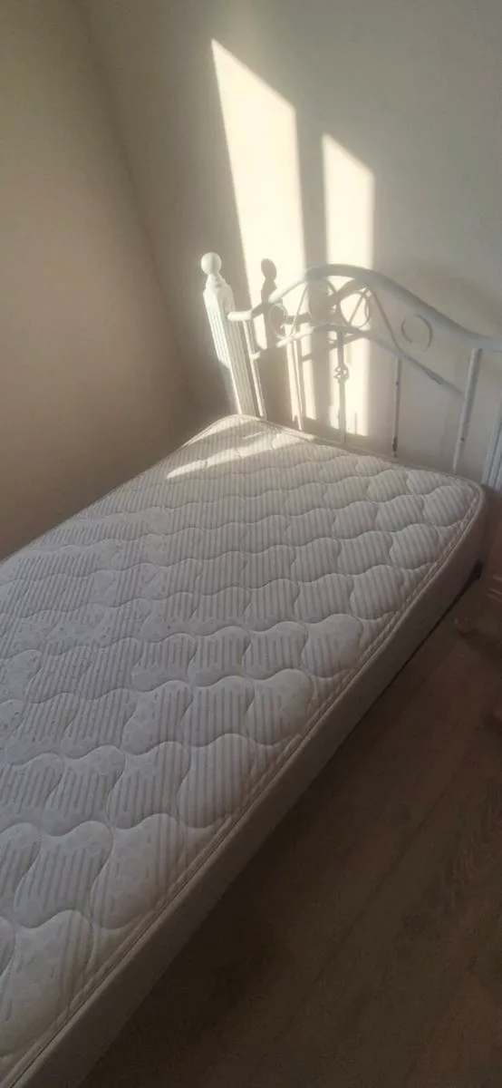 Single bed - Image 2