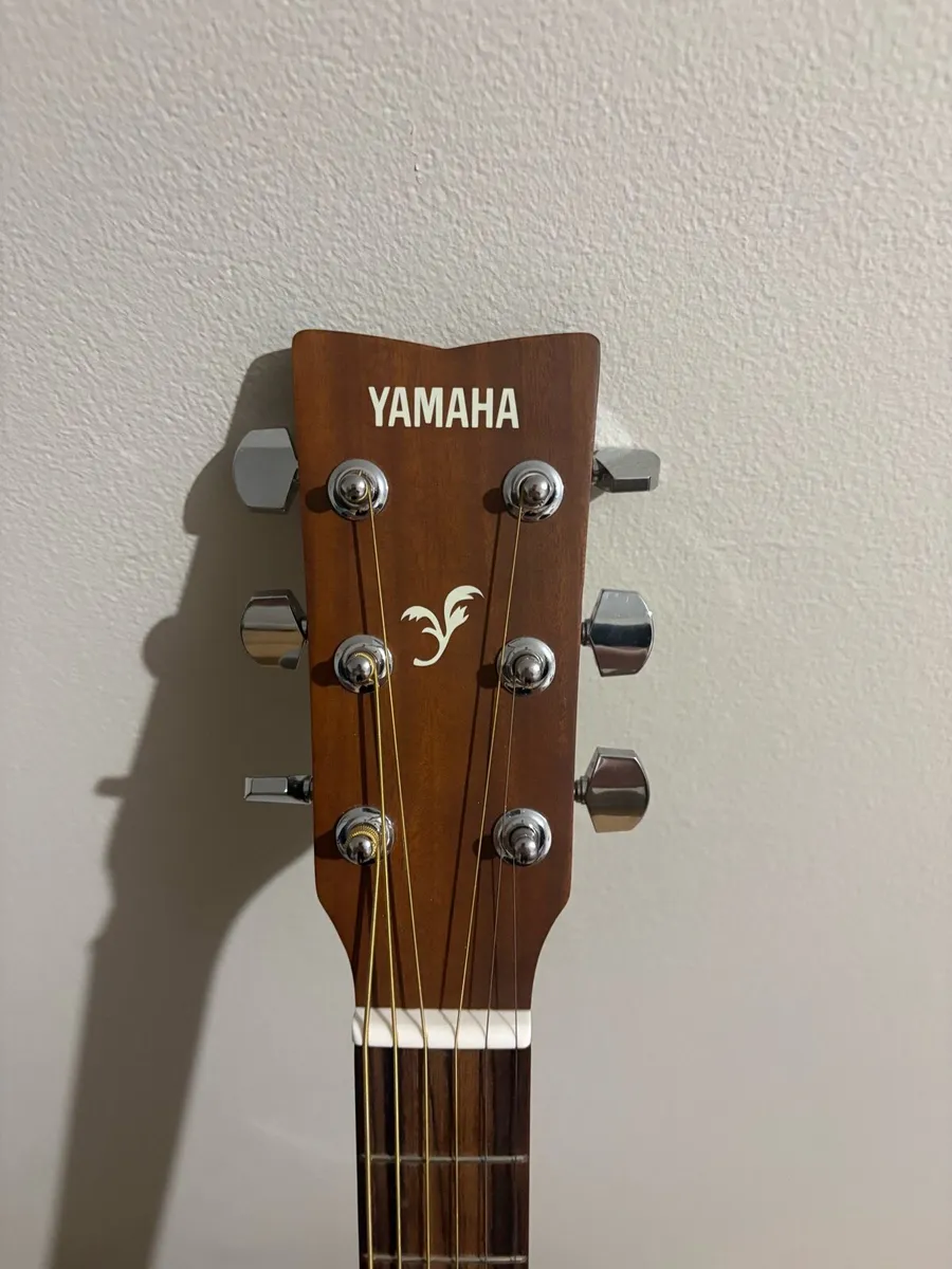 Yamaha F310 acoustic guitar - Image 4