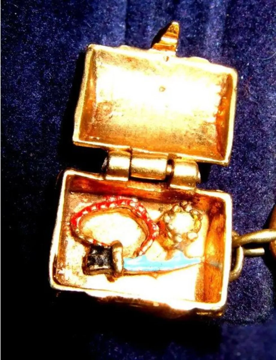 Vintage Hallmarked 9ct Gold Charm - Image 1