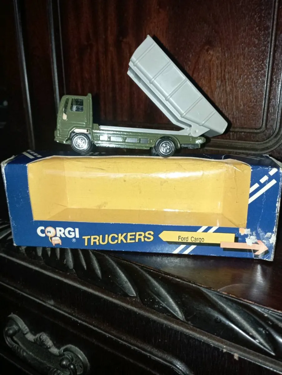 CORGI 10cmLOMG DIE-CAST FORD TIPPER TRUCK - Image 1