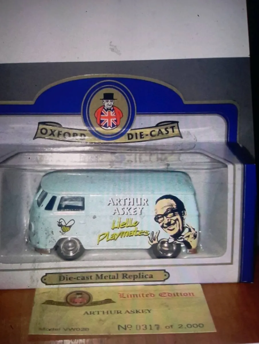 LIMITED EDITION OXFORD  DIE-CAST MODEL VAN. - Image 1