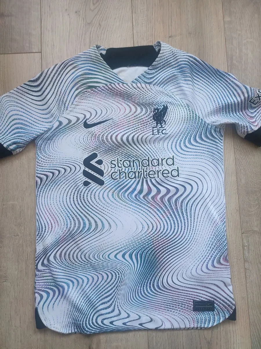 Liverpool F.C. 22/23- worn once - Image 1