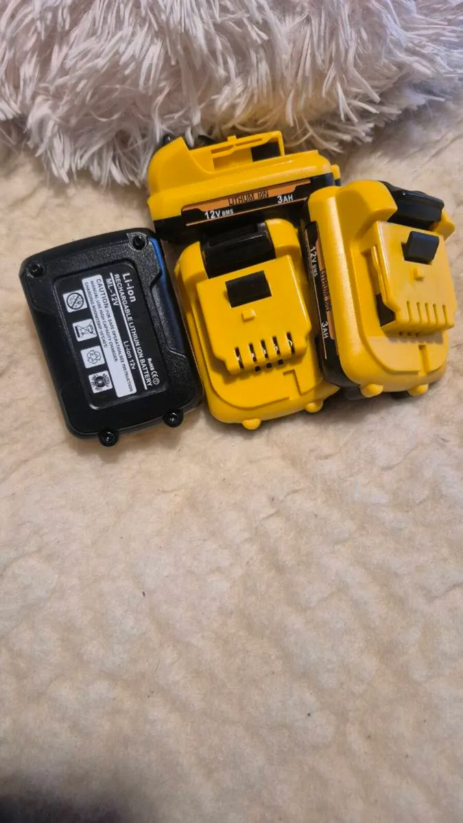 Dewalt batteries 3 Amps, Lithium ion - Image 1