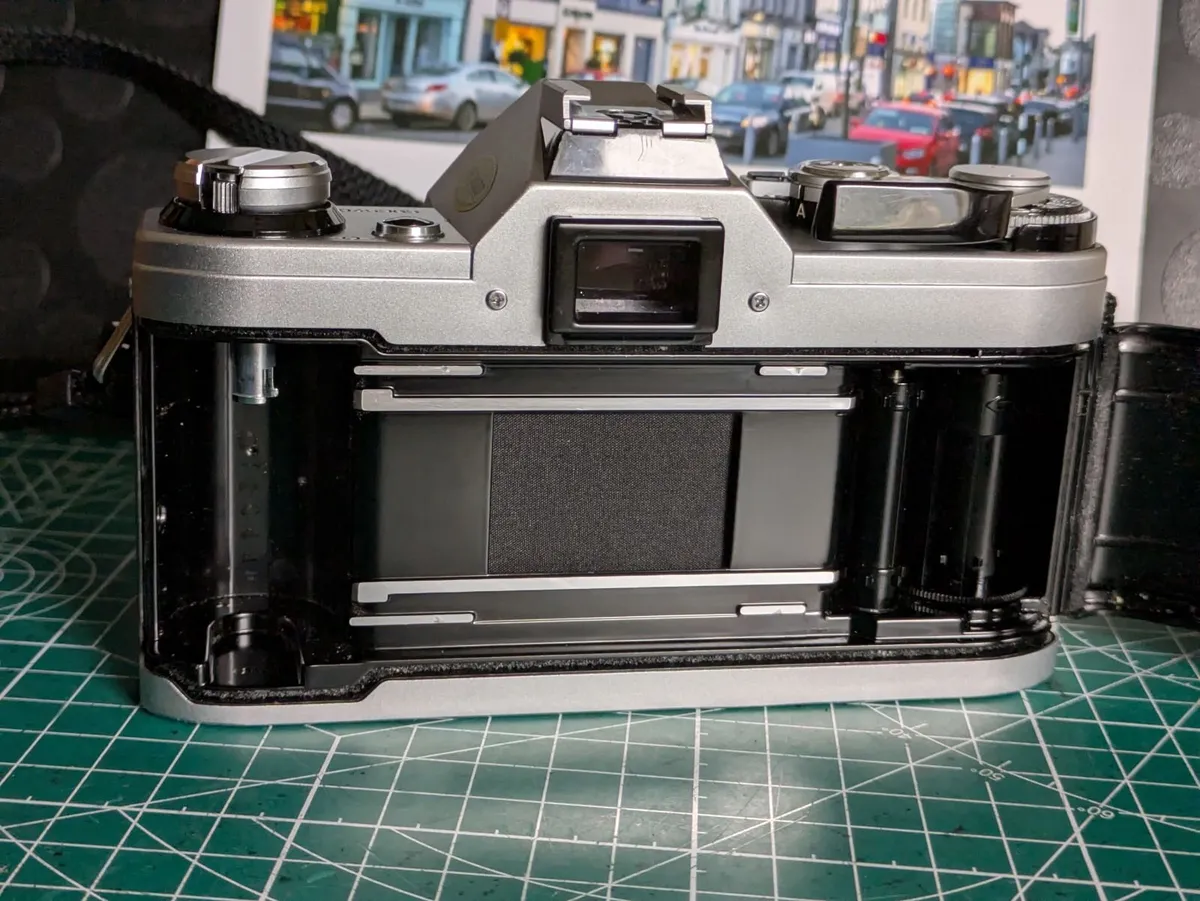 🎞 Canon AE-1 fim SLR camera with 50mm 1.8 lens - Image 2