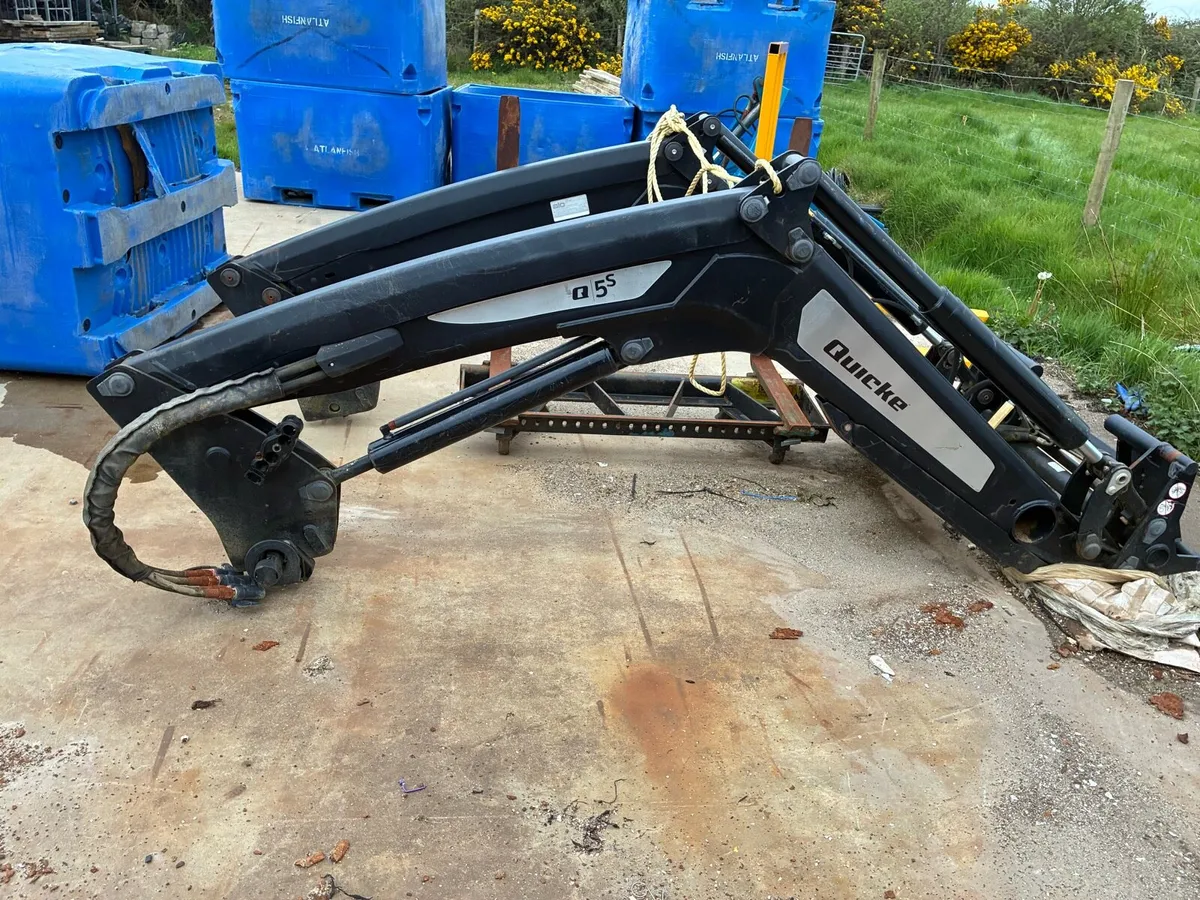 Like new Quicke loader - Image 1