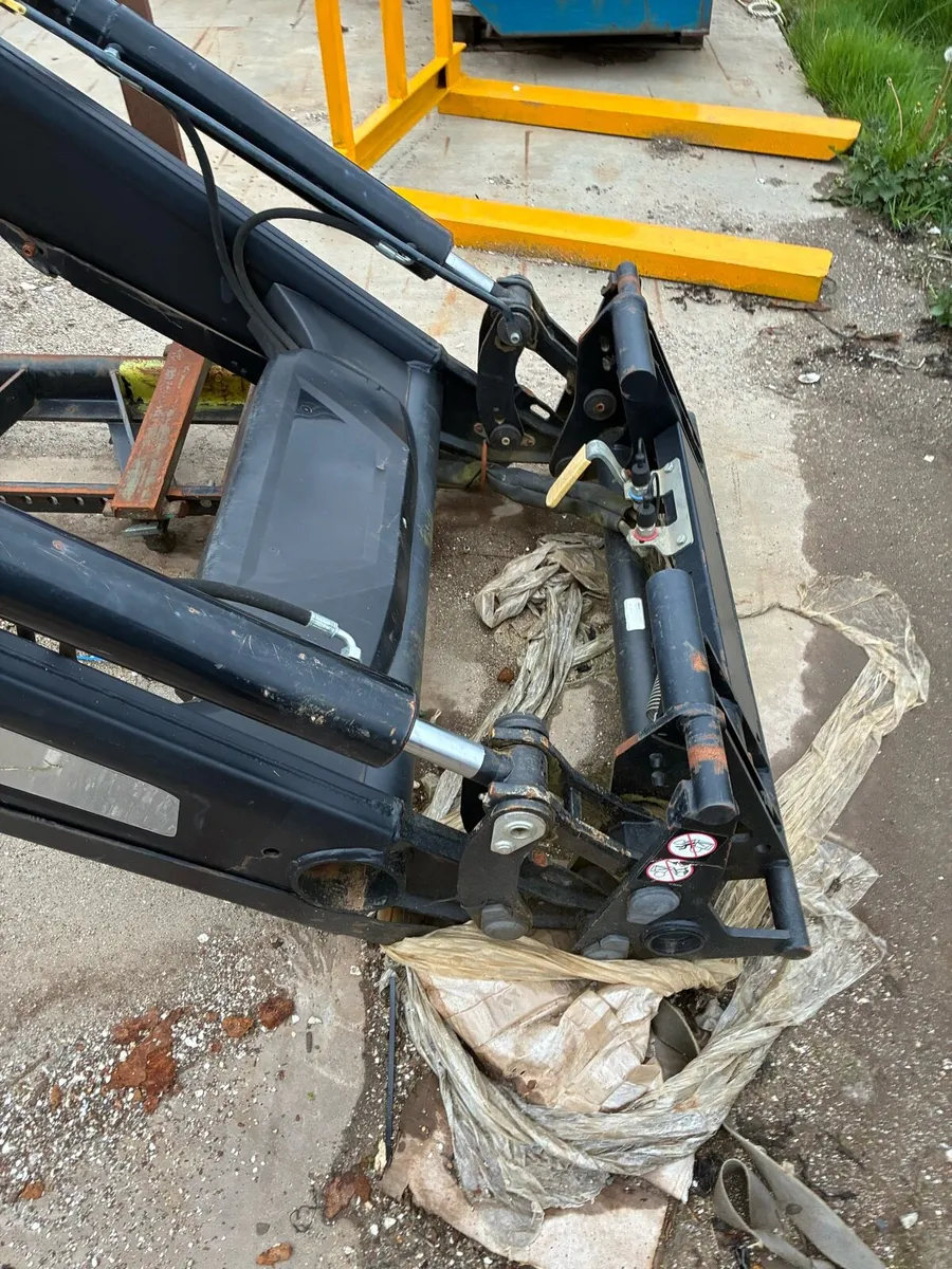 Like new Quicke loader - Image 2