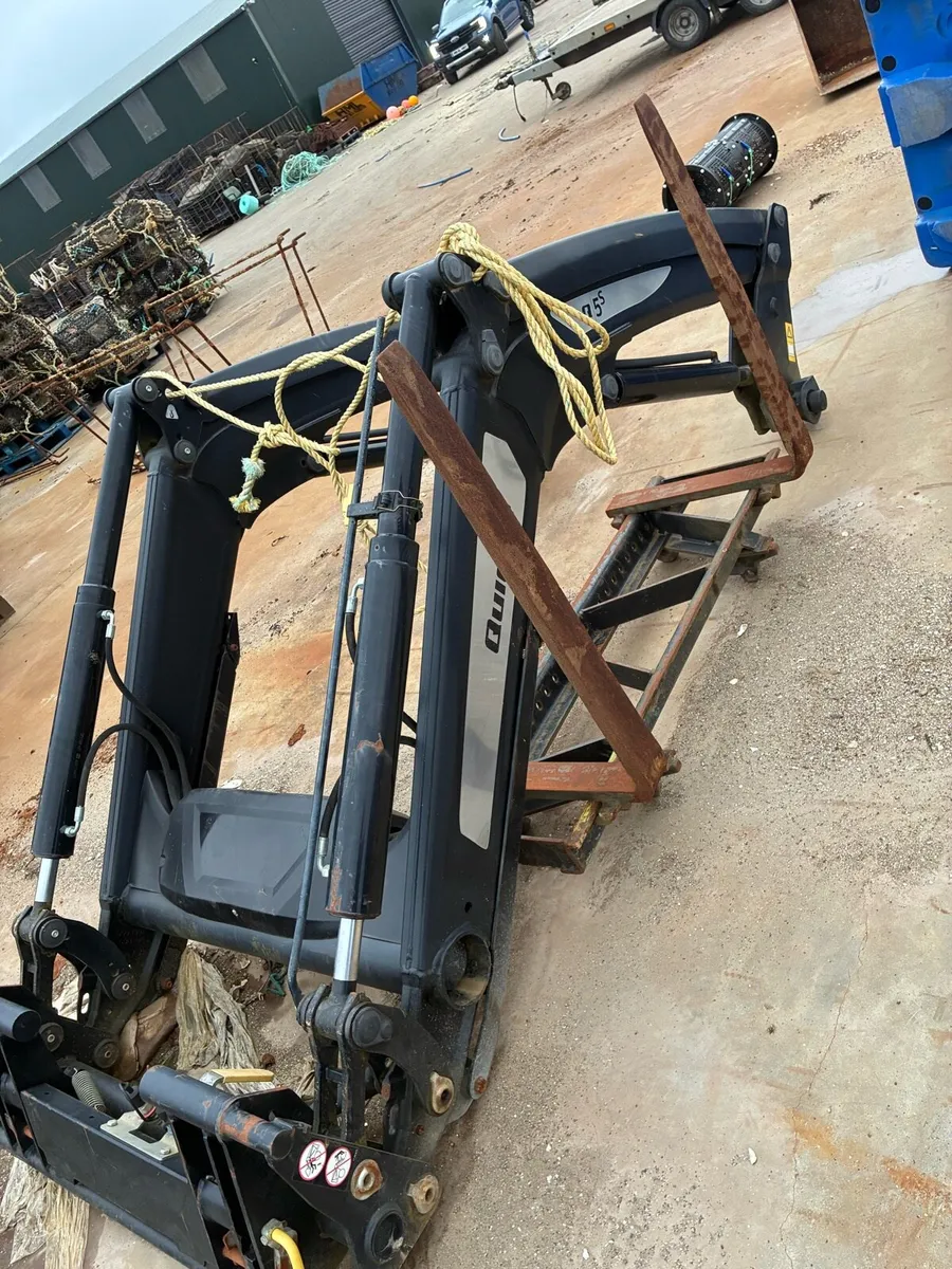 Like new Quicke loader - Image 4