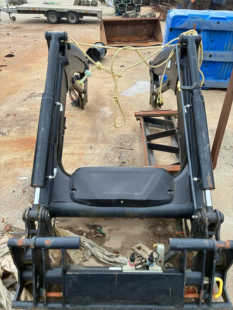 Like new Quicke loader - Image 3