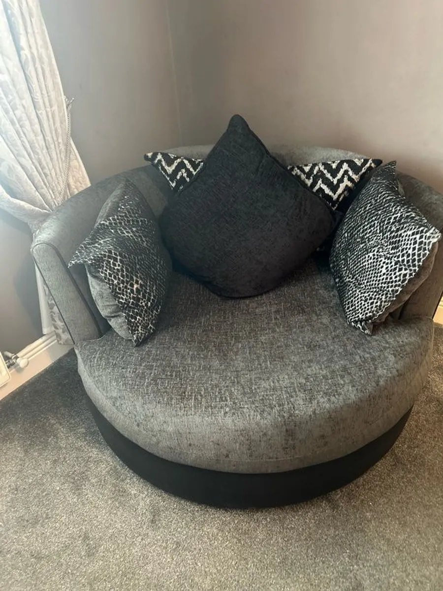 3seater 2 seater and swivel chair - Image 3