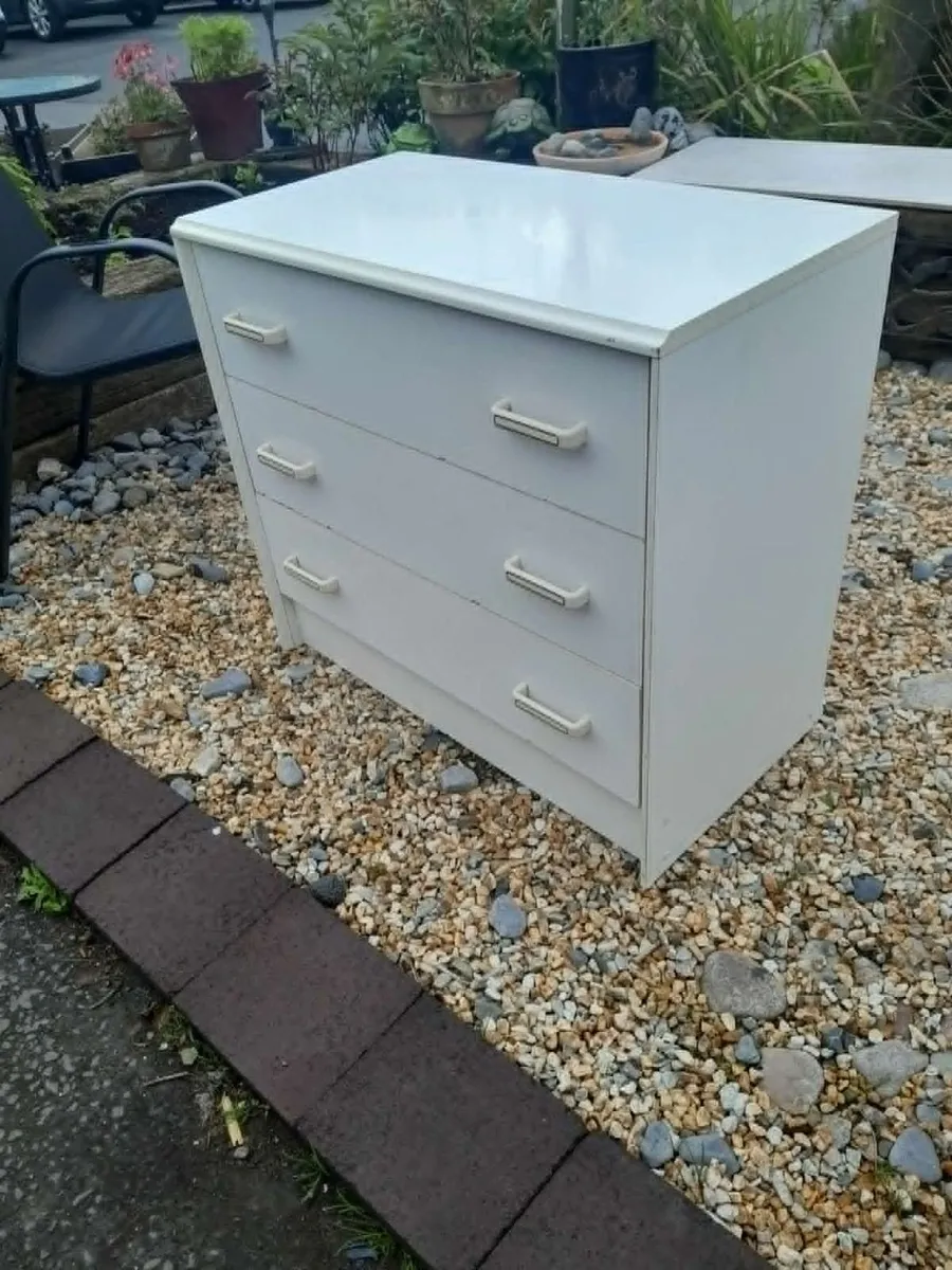 chest of drawers - Image 1