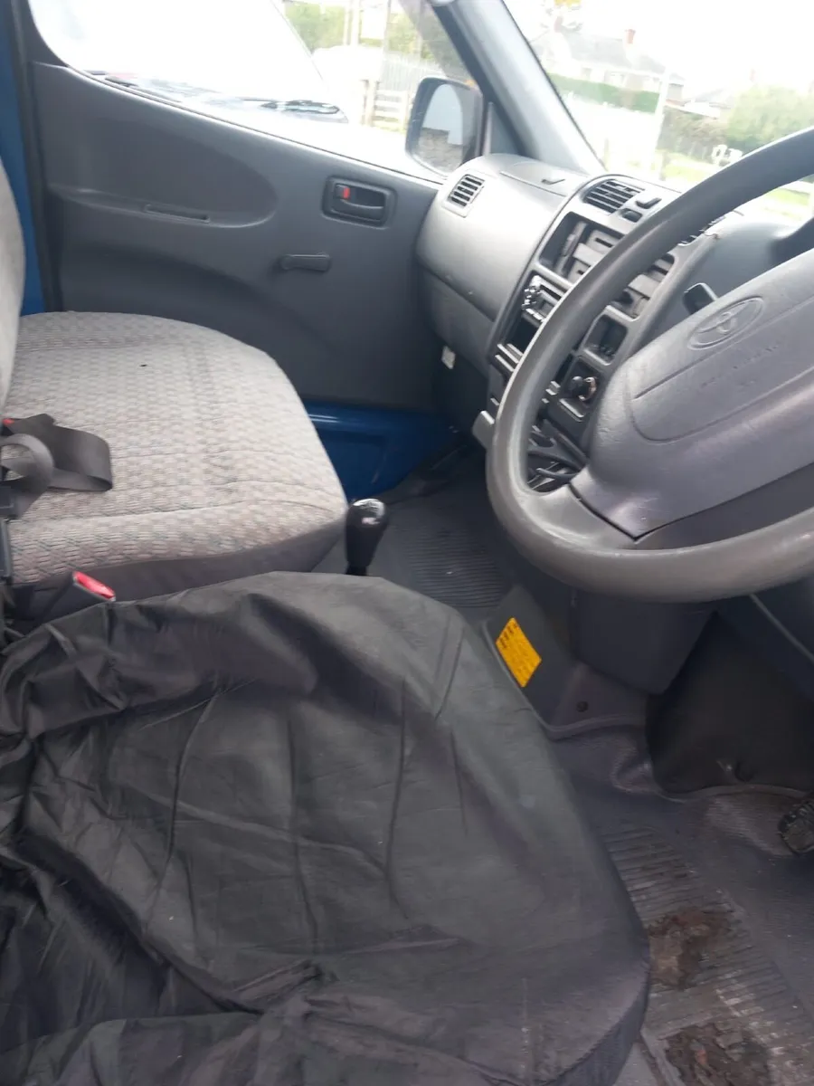 Toyota HiAce 2006 - Image 3