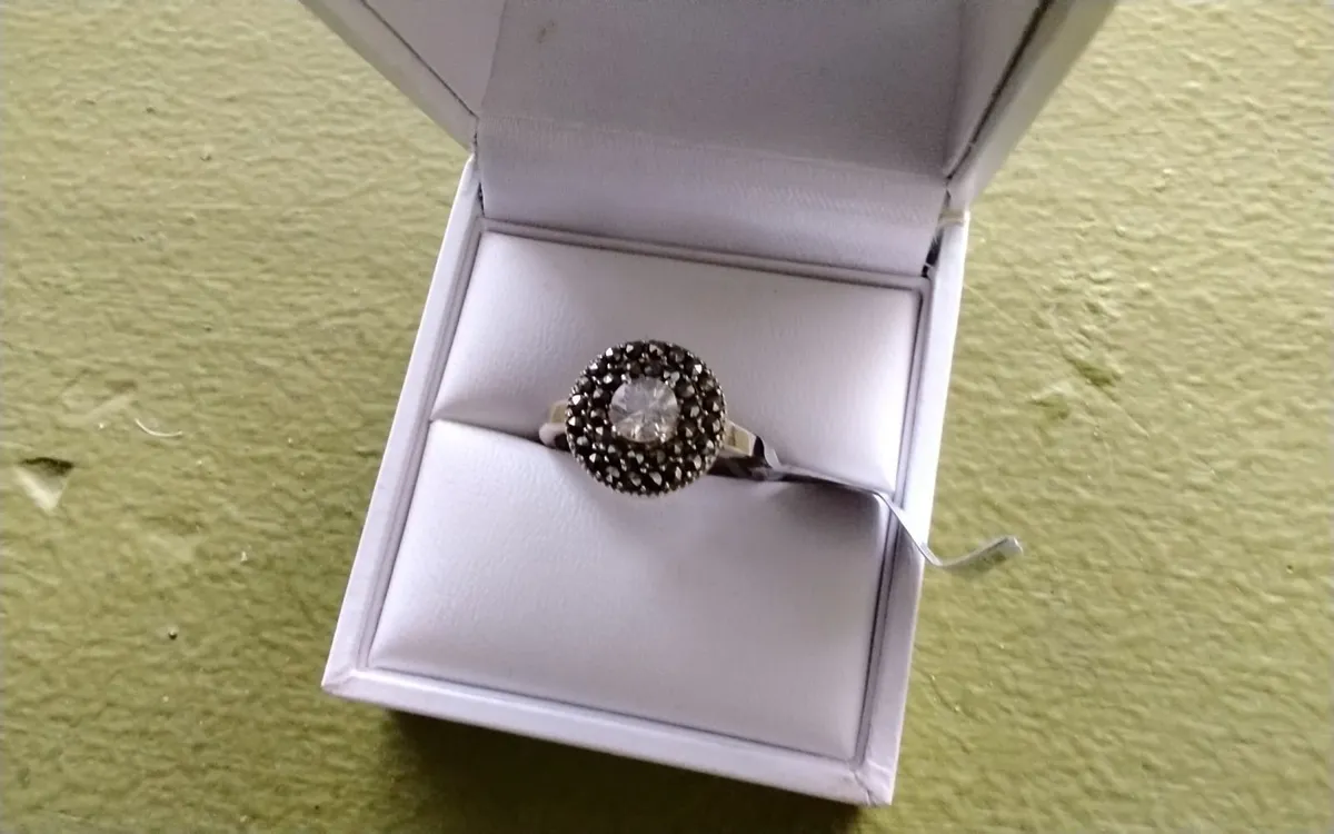 Vintage Stg silver zircon & marcasite ring O - Image 1