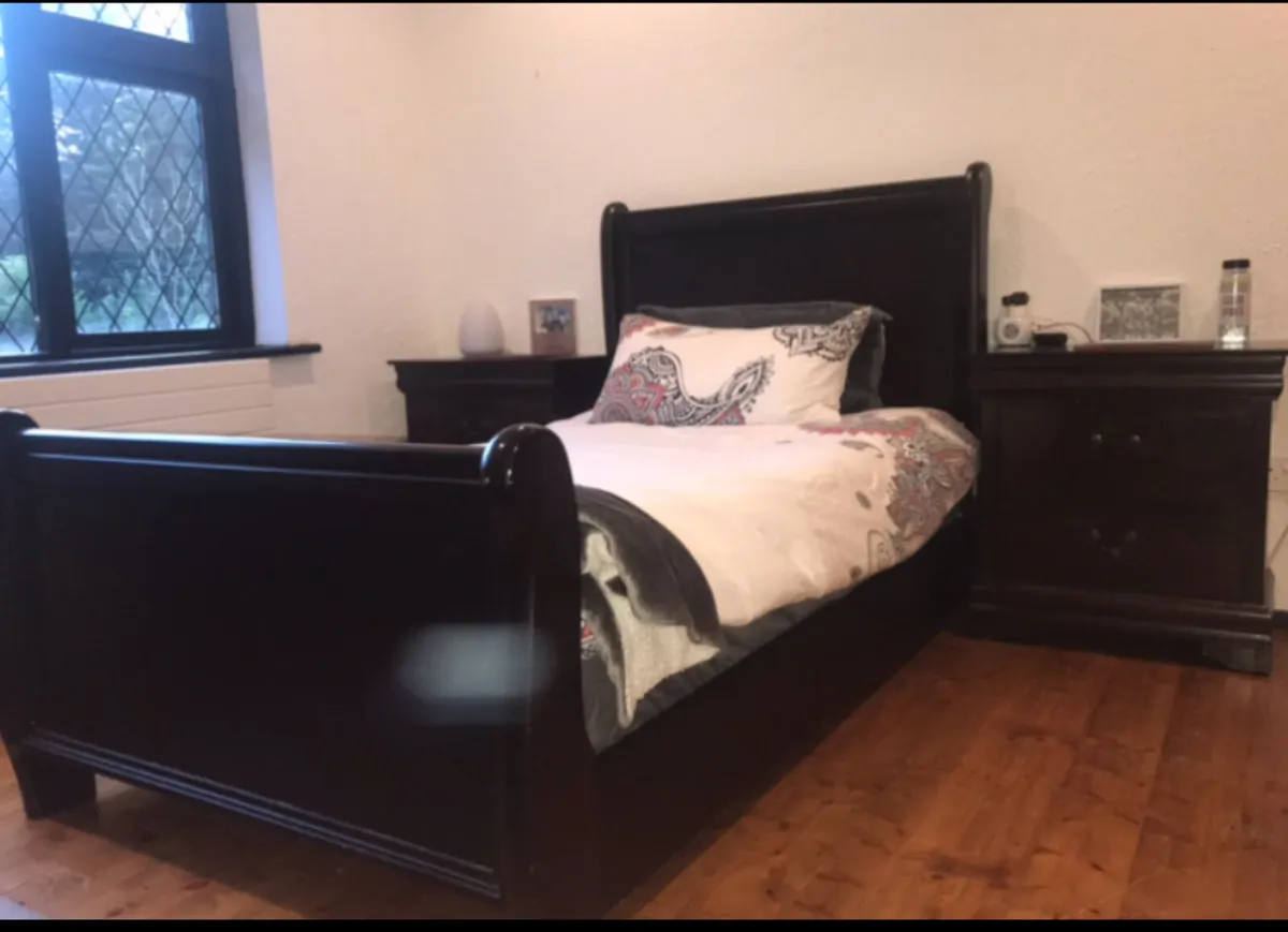 Solid wood sleigh bed - Image 1