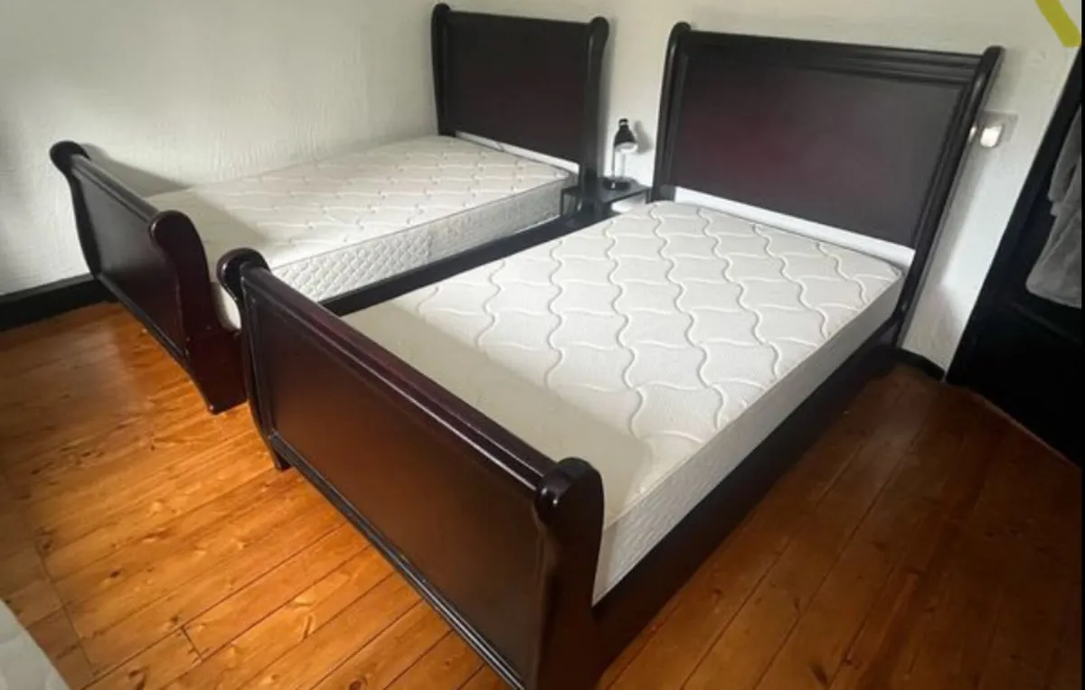 Solid wood sleigh bed - Image 2