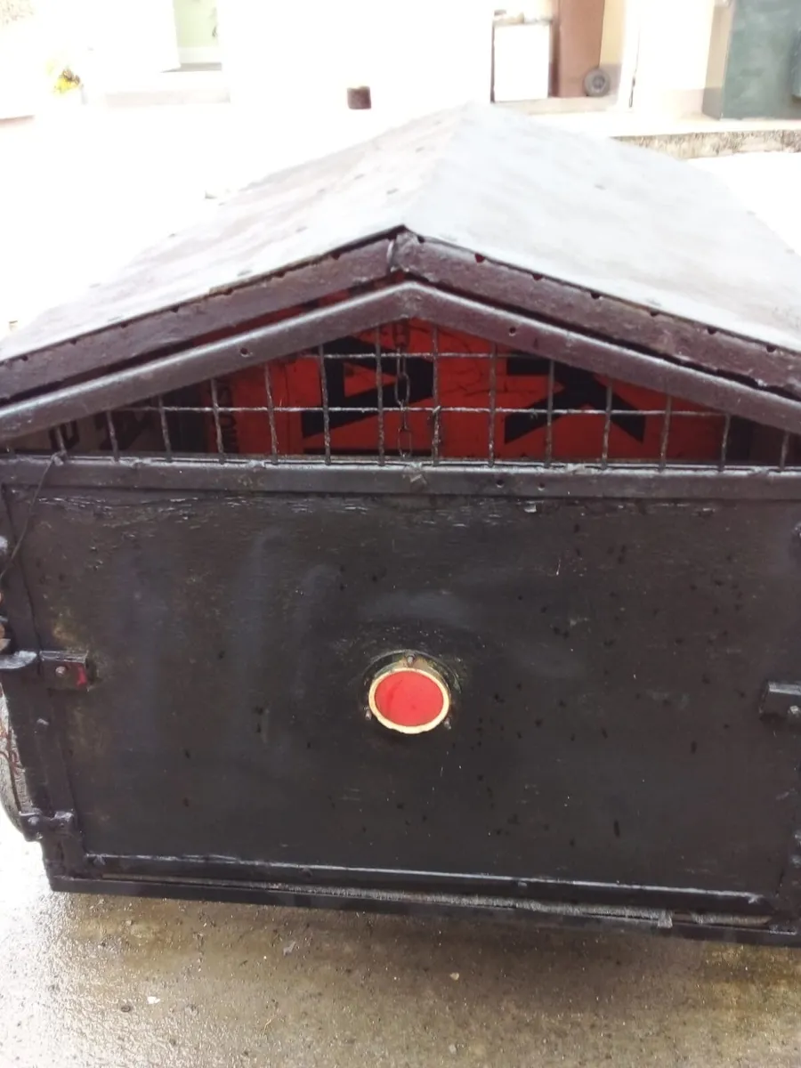 Dog box - Image 1