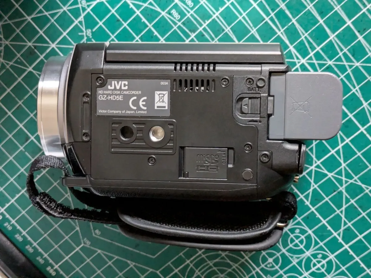 JVC Everio GZ-HD5E camcorder - Image 2