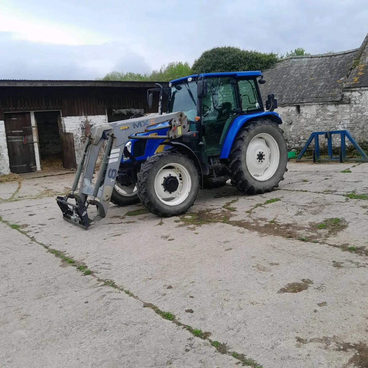 New Holland T5050 with Mx front loader - Image 1