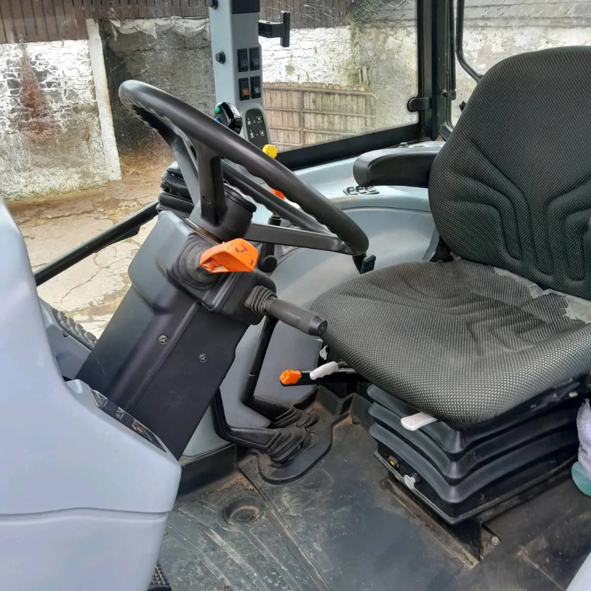 New Holland T5050 with Mx front loader - Image 4