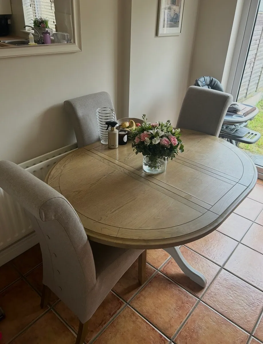 EZ Living Table and 6x chairs - Image 1