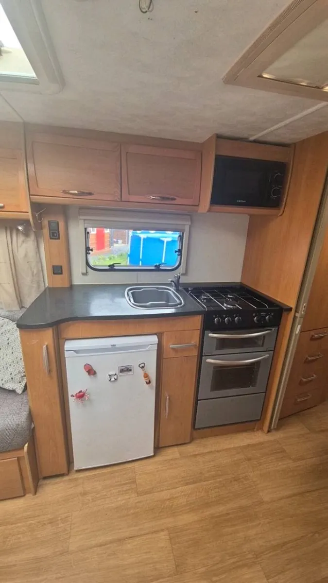 2009Lunar Lexon SE – 4-Berth – Fixed Bed - Image 3