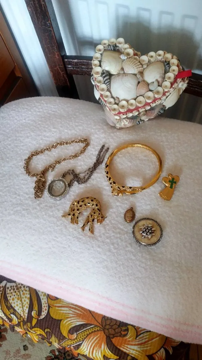 Shell jewellery box plus costume jewellery pieces - Image 1