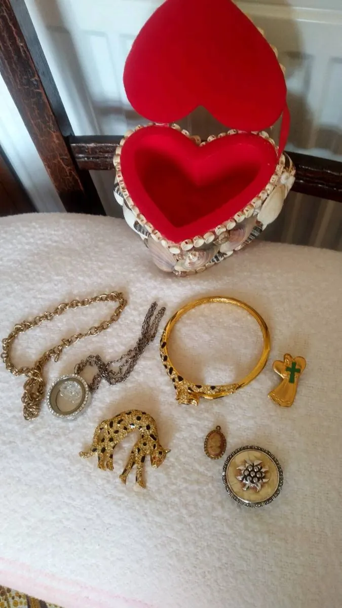 Shell jewellery box plus costume jewellery pieces - Image 2