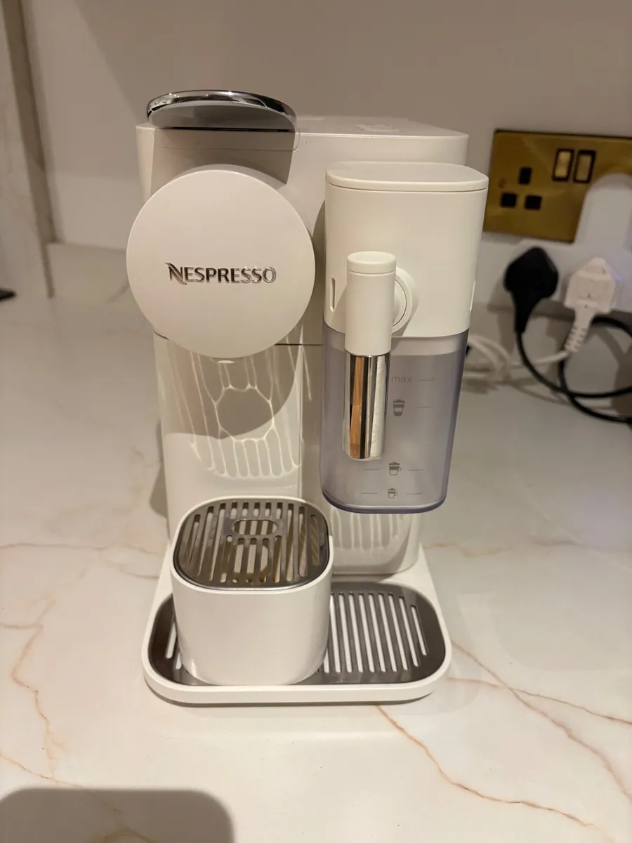 Nespresso Lattissima Pod Coffee Machine - Image 4