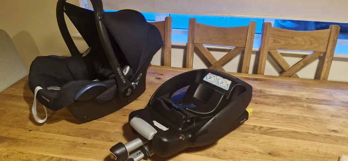 Maxi cosi car seat and isofix base - Image 2