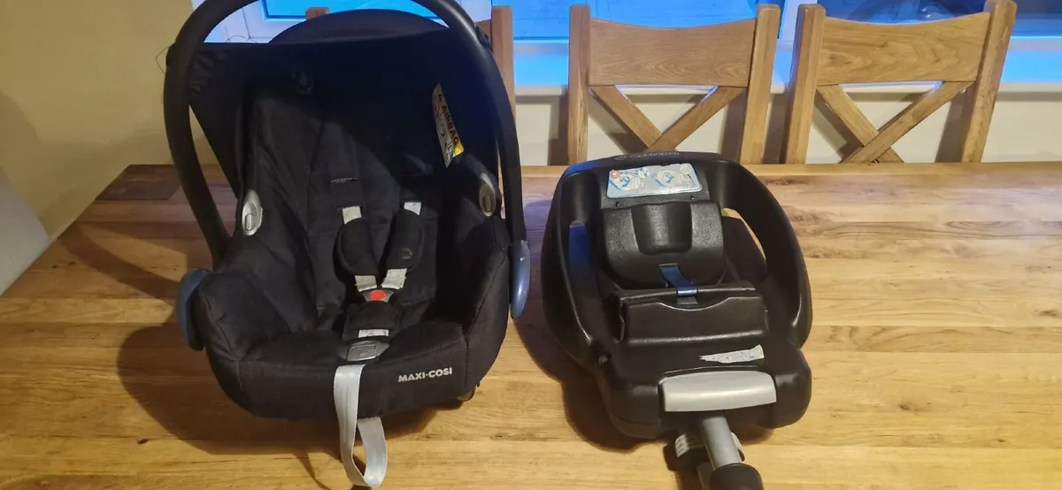 Maxi cosi car seat and isofix base - Image 1