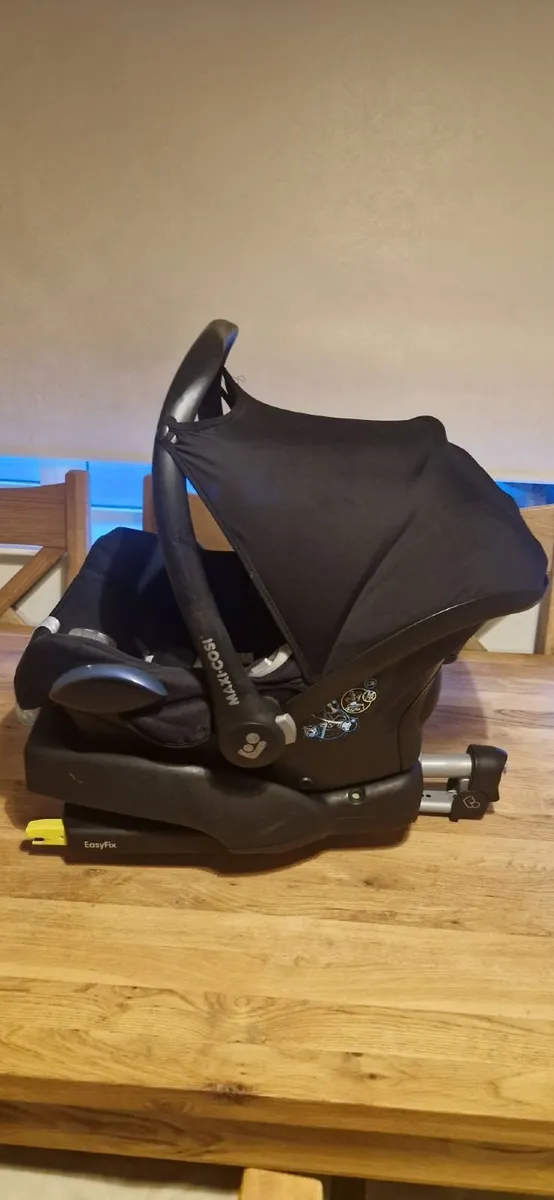 Maxi cosi car seat and isofix base - Image 4