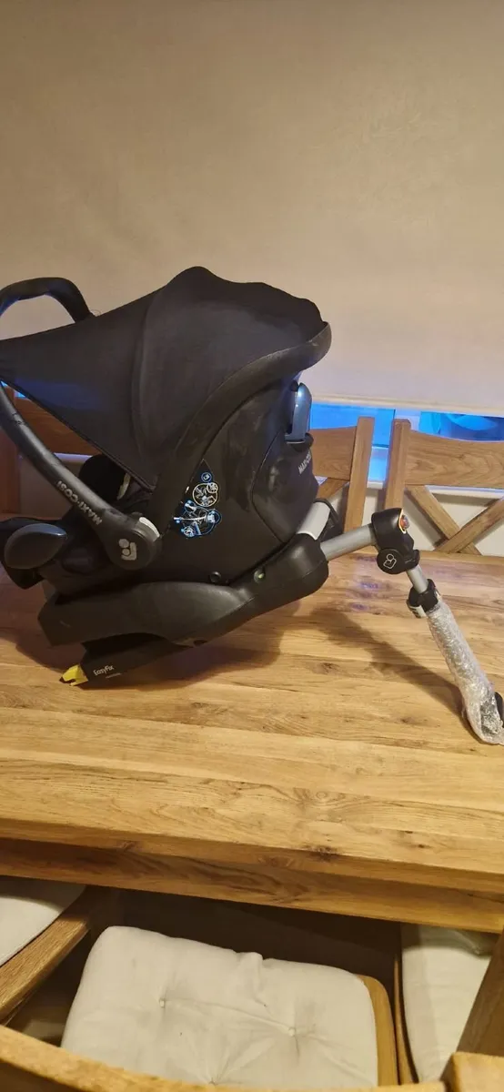 Maxi cosi car seat and isofix base - Image 3
