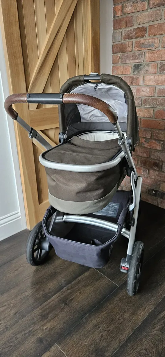 Uppa Baby Vista V2 and Cybex Iso Fix Car Seat - Image 3