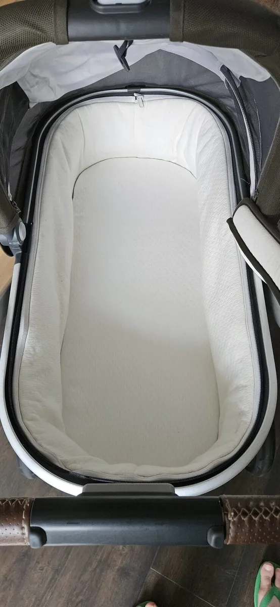 Uppa Baby Vista V2 and Cybex Iso Fix Car Seat - Image 4