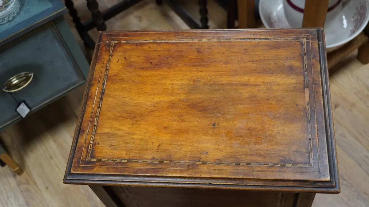Elegant Small Antique Hepplewhite-style Work Table - Image 4