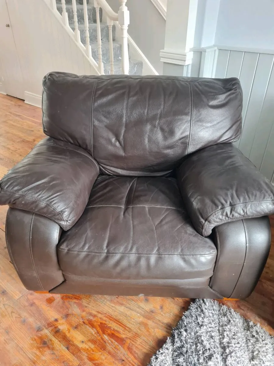 Leather 2 piece suite - Image 4