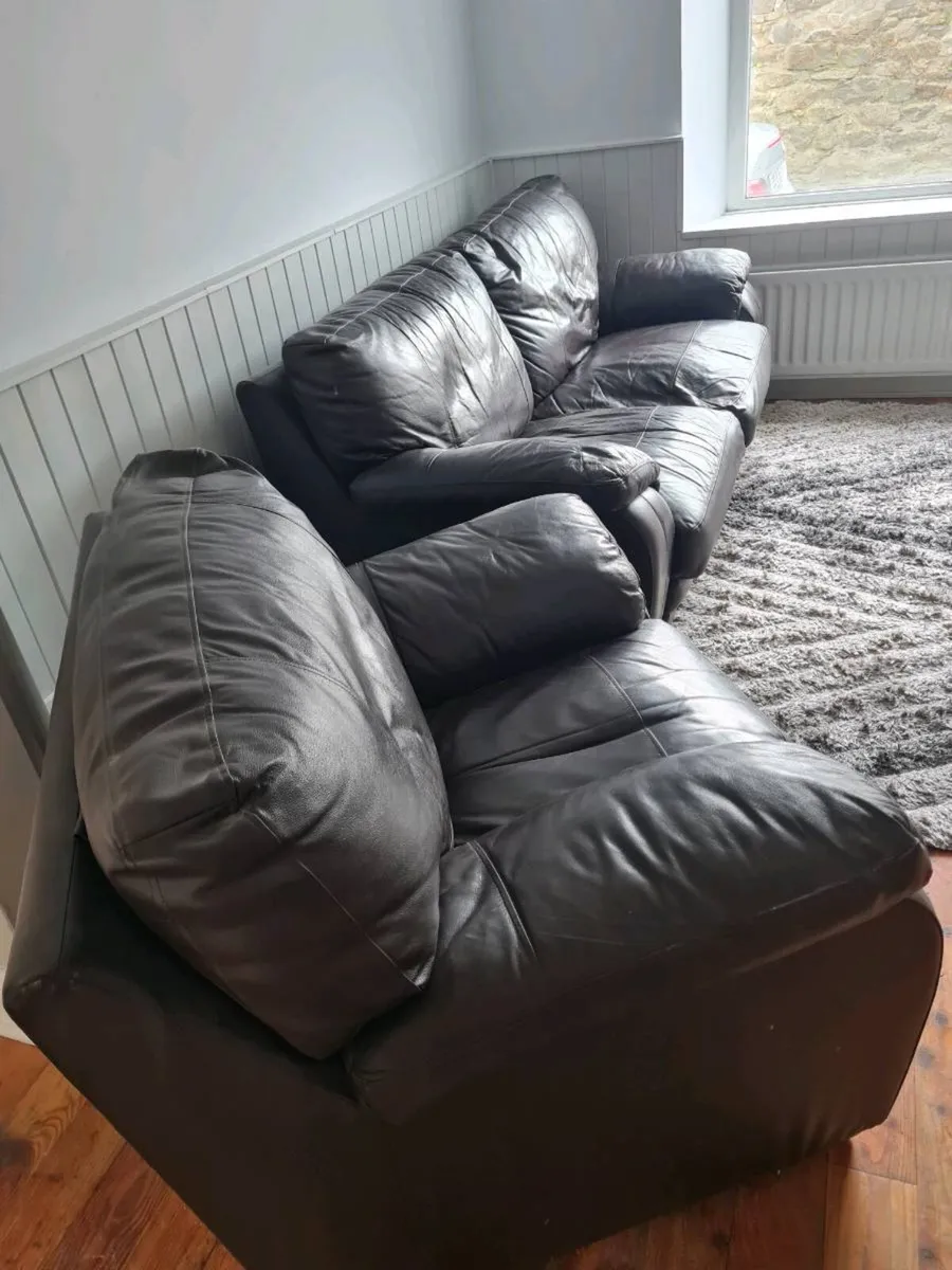 Leather 2 piece suite - Image 1