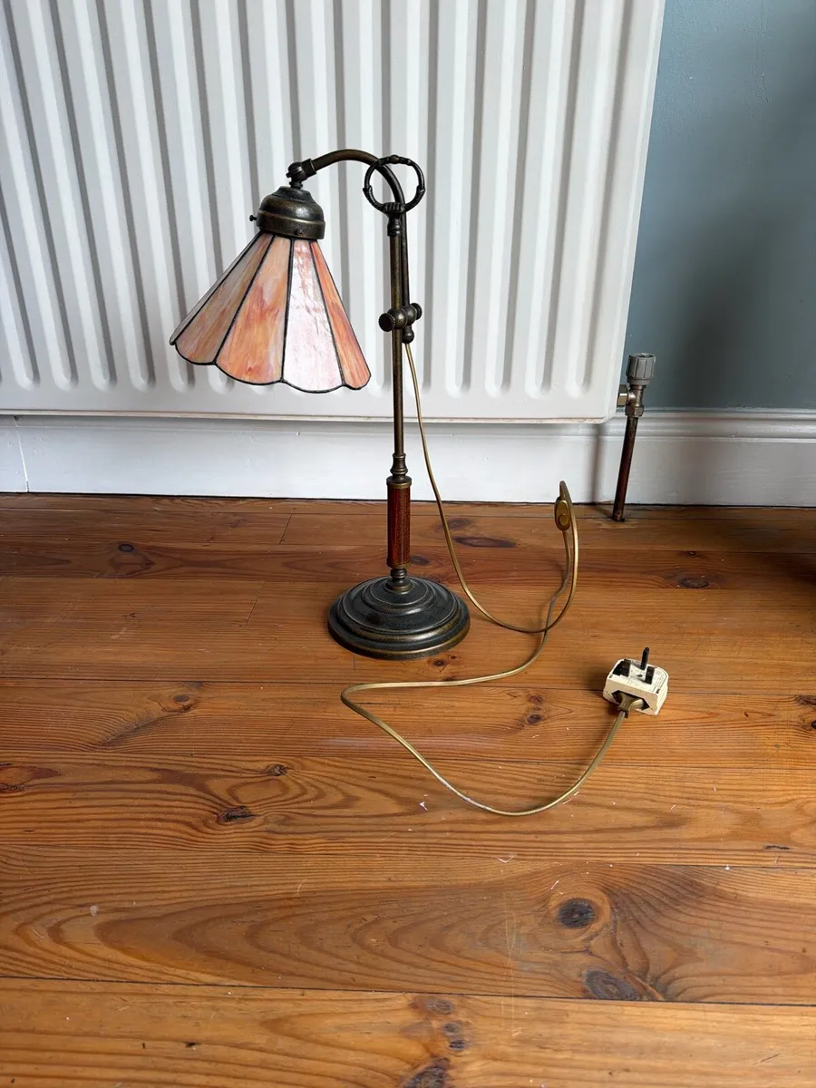 Vintage Style Table Lamp – Decorative Glass Shade