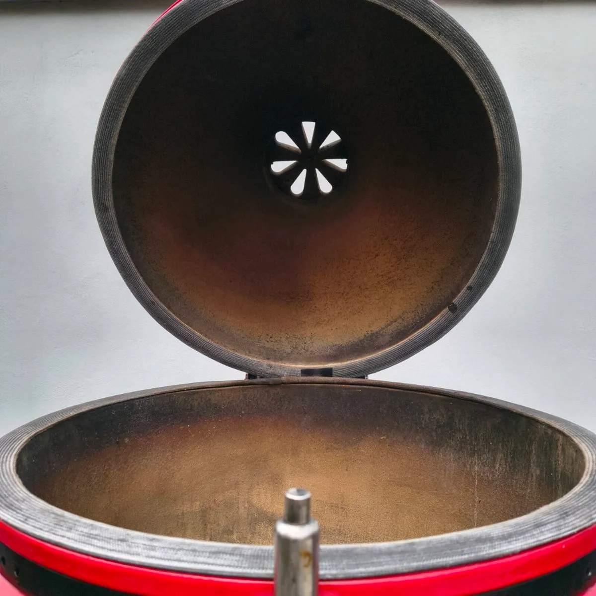 24" Ceramic Kamado & Custom Table with Parasol - Image 4